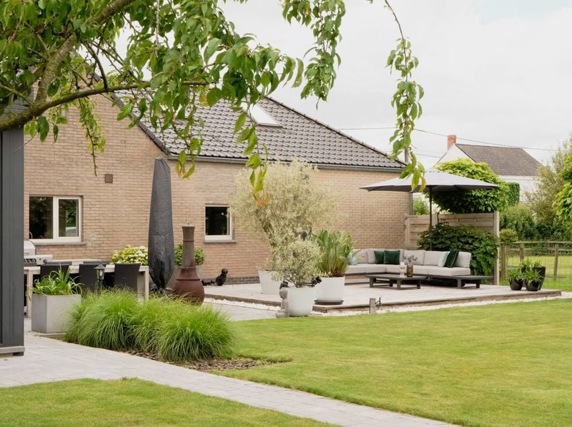ASSENEDE – Tweewoonst met weide, stalling en prachtig uitzicht<br />
Verscholen in de tweede bouwlijn, omringd door groen en met een prachtig open uit