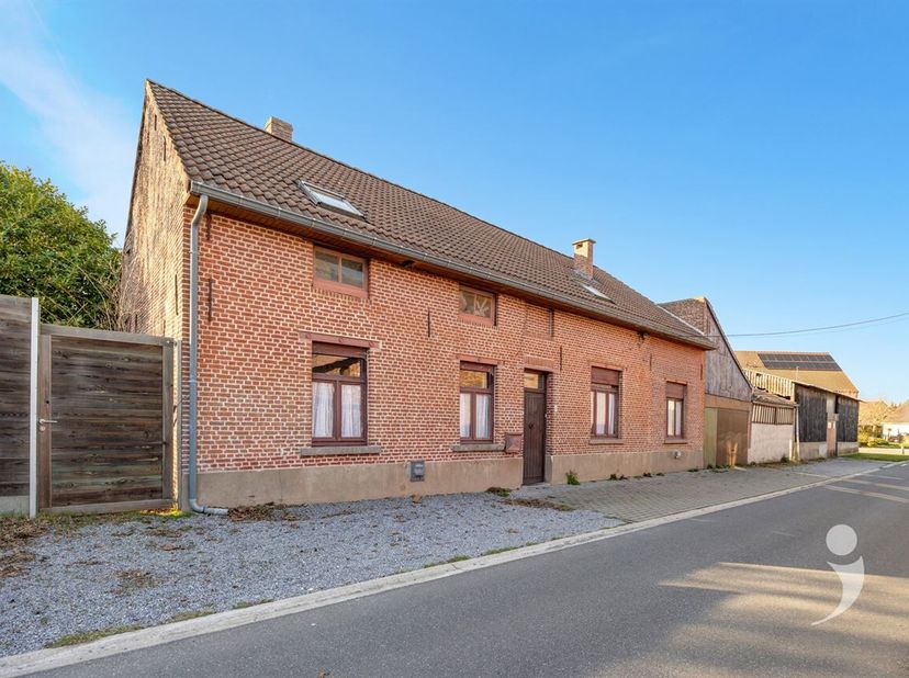 Volledig te renoveren woning met garage en ruime loods op een centrale ligging nabij het centrum van Tildonk.<br />
De woning omvat een inkomhal die t