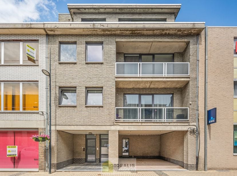 IDEALIS VASTGOED - PRACHTIG GERENOVEERD GELIJKVLOERSAPPARTEMENT MET STADSTUIN IN HARTJE HAMONT! Dit uiterst ruime appartement van het bouwjaar 1974 om