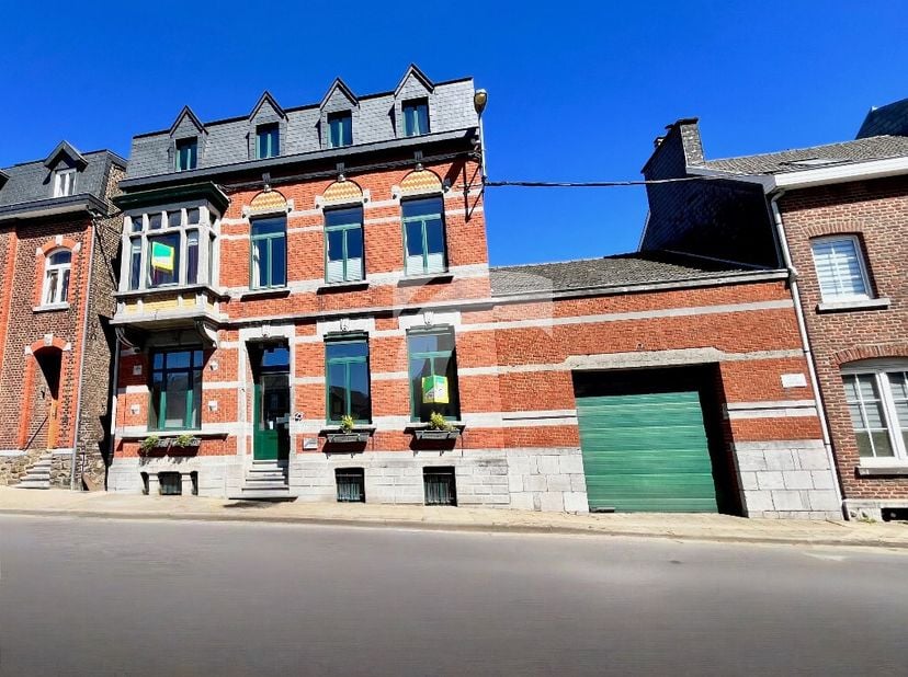 MONTZEN Place Communale, 29 : Ce bâtiment polyvalent au charme authentique offre un beau potentiel pour un projet dinvestissement, dactivité professio