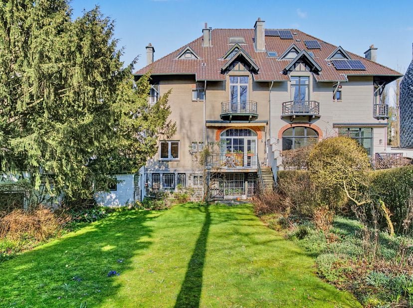 In de prachtige wijk La Floride, een schitterende villa uit de jaren ’30 met drie gevels, gebouwd op een mooi perceel op het zuiden van ca. 6 are. Woo