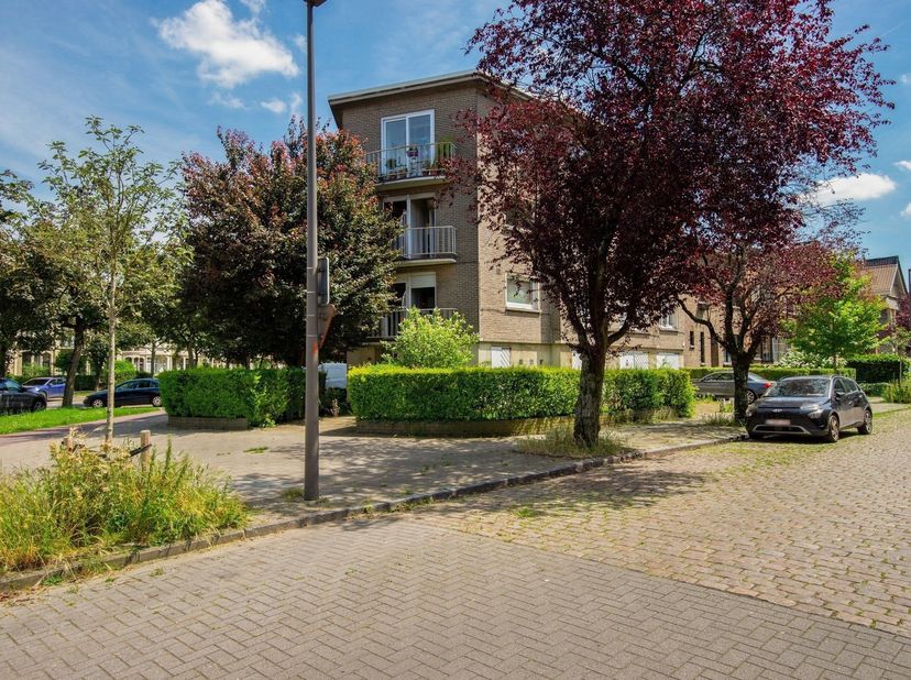 Gezellig appartement op absolute toplocatie<br />
Het lichtrijke appartement van ca. 82m² met twee slaapkamers bevindt zich op de tweede verdieping en