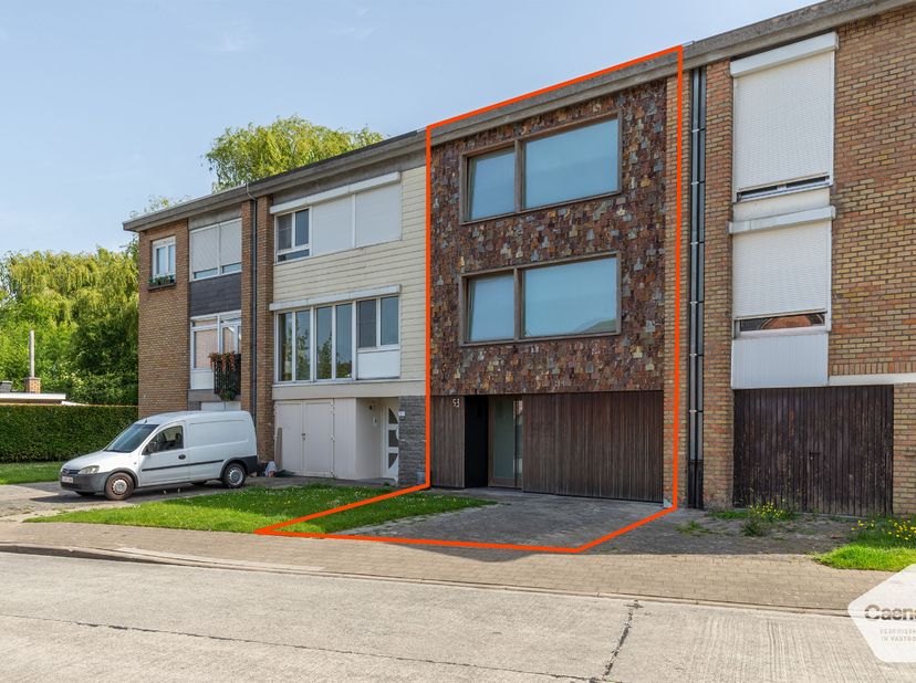 Energiezuinige woning op een toplocatie in het gegeerde Sint-Michiels. Deze instapklare woning combineert comfort , praktische indeling en tal van uni