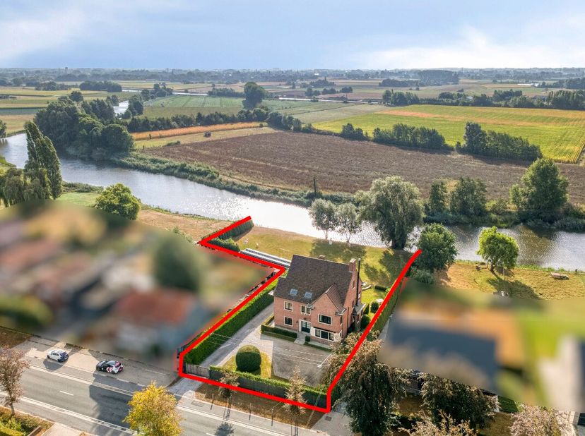Charmante villa quatre façades située à Gottem, au bord de lancien bras de la Lys dans un environnement verdoyant et paisible. Cette villa rénovée dat
