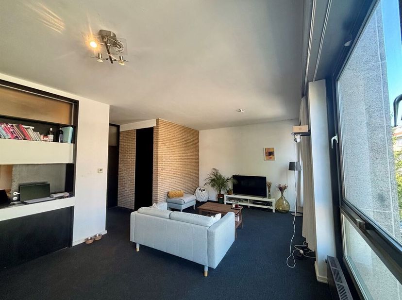 Lumineux appartement dans petite copropriété au deuxième étage sur 4  avec ascenseur dans le quartier SOLBOSCH.<br />
Grand living de +/- 28 m2 , cuis
