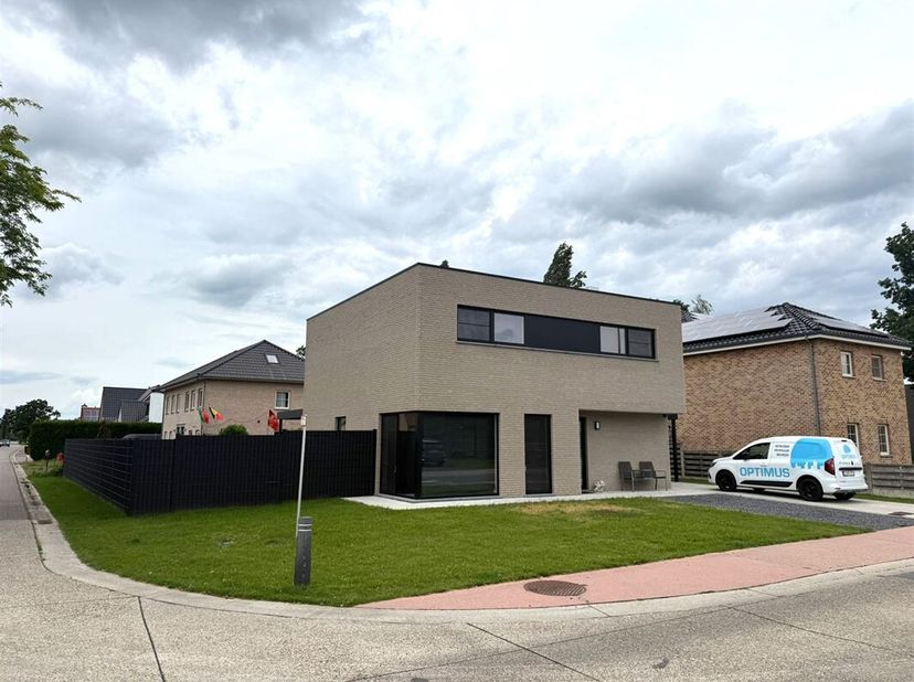 Demandez une visite via info@optimusvastgoed.be !<br />
À LOUER : Spacieuse maison de plain-pied avec 3 chambres à Pelt !<br />
Cette maison ouverte e