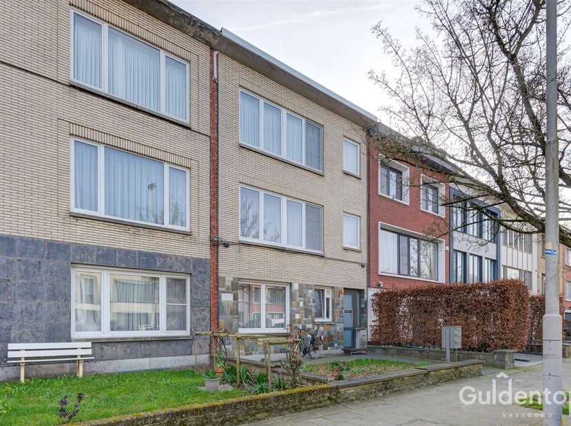 Welkom in dit charmante gelijkvloers appartement van ca. 80 m², rustig gelegen in een de groene en rustige Oosterveldwijk in Wilrijk.<br />
De lichtr
