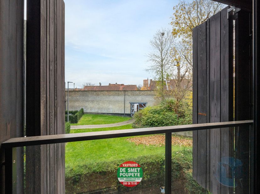 VRAAGPRIJS - In een groene zone, midden in het centrum van Brugge, is dit uniek appartement gelegen. Winkels, horeca, openbaar vervoer,.. zijn in de d