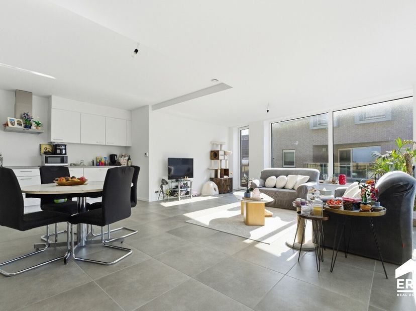 À vendre : appartement neuf lumineux au centre de Staden, dans un emplacement calme avec place de parking privée. Construit en 2024, cet appartement o