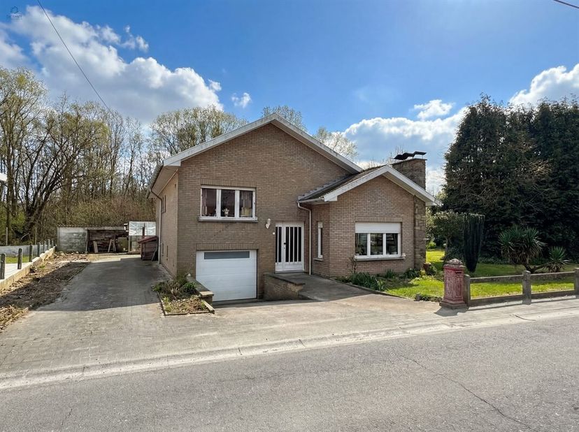 Rustig gelegen open bebouwing met tuin, garage en veel potentieel<br />
Op zoek naar een woning die u volledig naar eigen smaak kan renoveren? Deze op