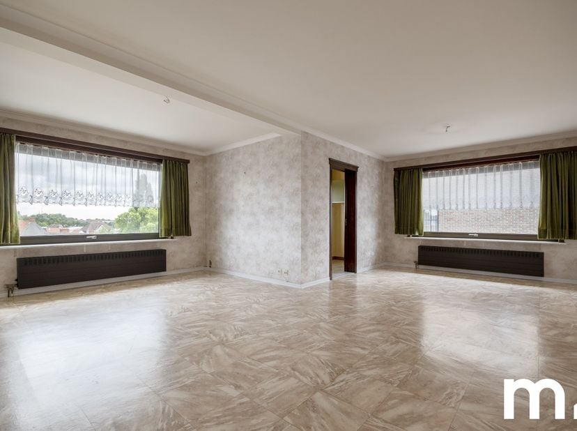 Appartement op de éérste verdieping nabij scholen, winkels, openbaar vervoer, alle invalswegen en het centrum! <br />
Troeven van het appartement:<br