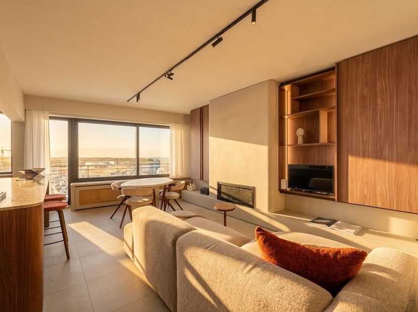 Op een uitzonderlijke toplocatie, met zicht op zowel het hinterland, de zee en de jachthaven van Blankenberge, bevindt zich dit stijlvol en tijdloos g