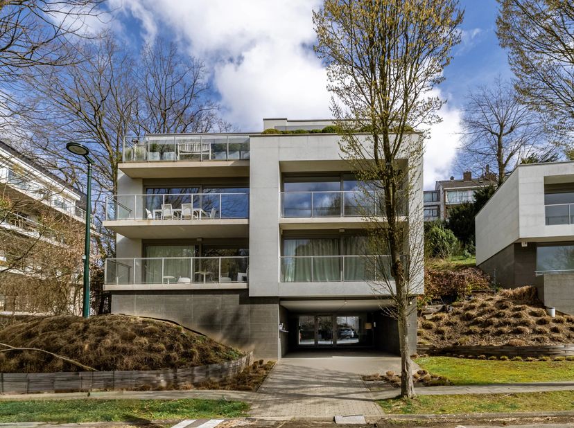Uccle - Fort Jaco - Barnes Brussels nodigt u uit om dit zeer mooie moderne appartement van ongeveer 263 m² (bron PEB) in een klein residentieel geslot