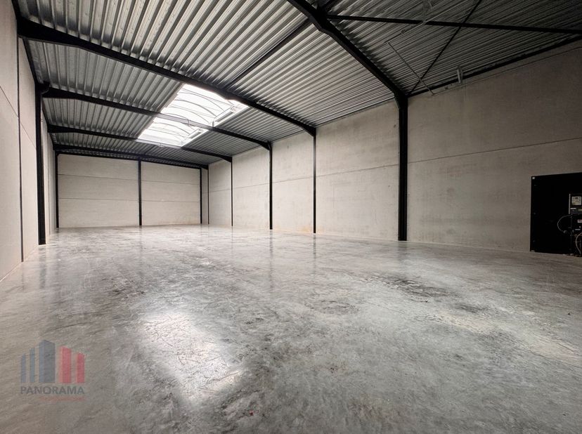 Nieuwbouw KMO-unit van 304 m² met 72 m² kantoorruimte en 4 privatieve parkeerplaats te koop, de unit maakt deel uit van het gloednieuwe&amp;nbsp;bedrijven