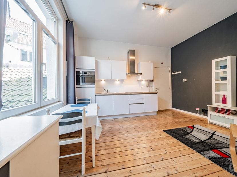 We Invest Ixelles stelt u met plezier dit éénslaapkamerappartement van ± 48 m² (PEB-oppervlakte) voor, ideaal gelegen in het hart van Brussel, tussen