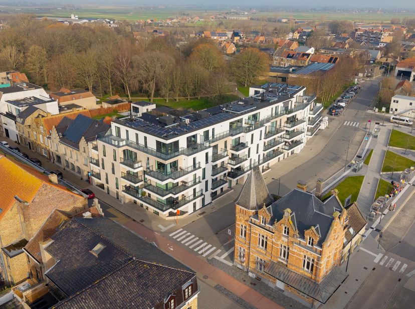 Op een toplocatie aan het station van Diksmuide bevindt zich dit ruim en instapklaar nieuwbouwappartement met 3 slaapkamers in Residentie Patersvat. D