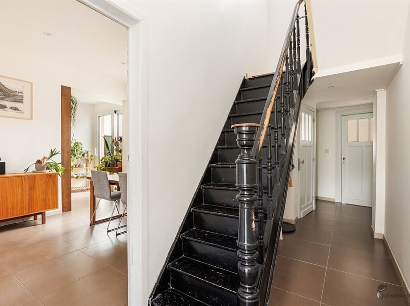 Welkom in deze prachtig gerenoveerde woning, ideaal gelegen in het hart van Dendermonde. Deze instapklare gezinswoning combineert charme met modern wo