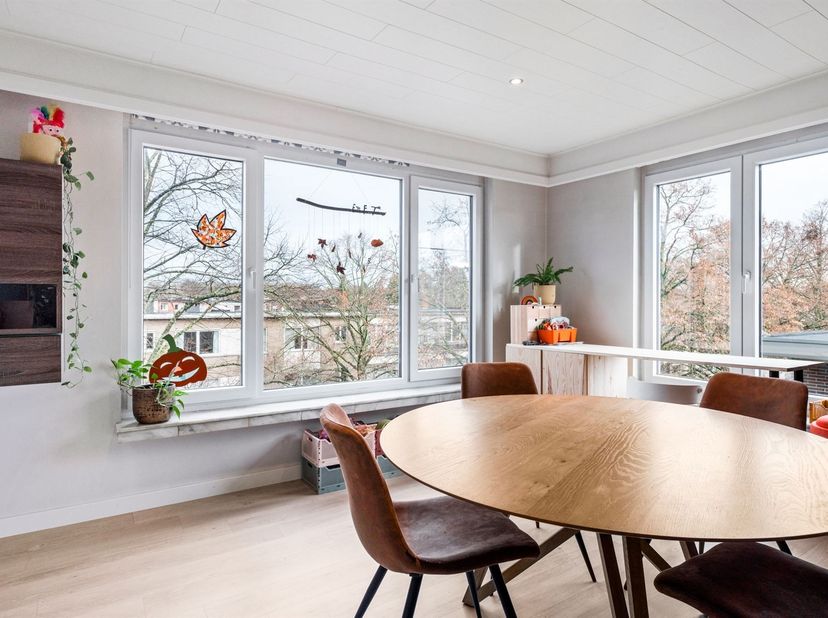 Ruim appartement (93m²) voorzien van 3 slaapkamers en terras op toplocatie te Edegem! Ligging: Gelegen op toplocatie te Edegem, centraal, residentieel