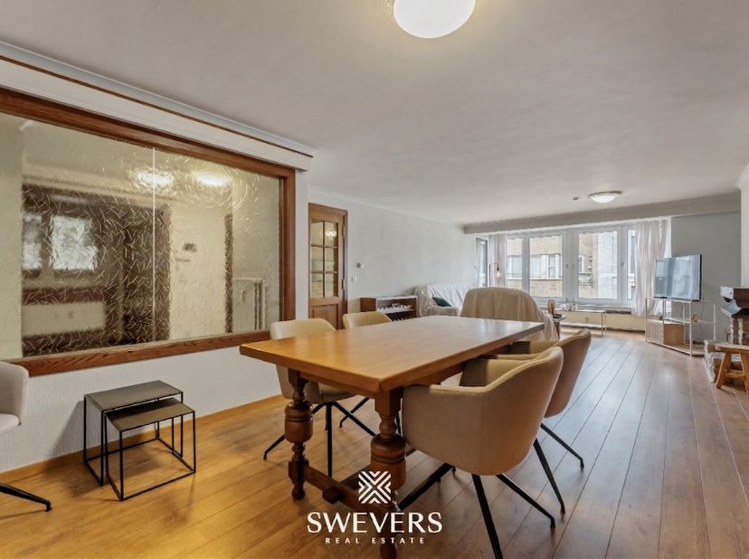 Interesse? Meer informatie op www.SWEVERS.be - Wie droomt van veel ruimte, drie slaapkamers en twee terrasjes in het bruisende centrum van Genk, zal z