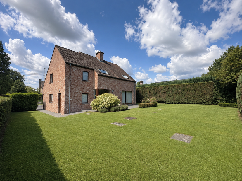 Spacieuse villa 4 façades, construite en 2003, située sur un terrain de 650 m² dans un quartier résidentiel calme et recherché, à seulement 10 minutes