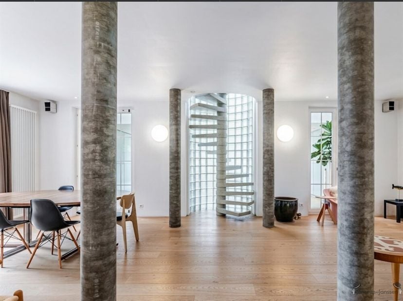 Sommige woningen zijn gebouwd om in te wonen, andere om te beleven. Deze villa uit 1993 met zijn uitzonderlijke architectuur behoort zonder twijfel to