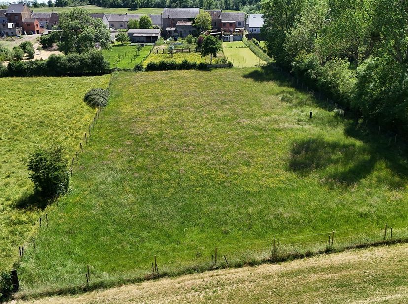 Prachtig, zuidgericht perceel van 44 are 75 ca in een uitzonderlijke landelijke omgeving met een unieke, rustige en lommerrijke levensstijl.<br />
Ge