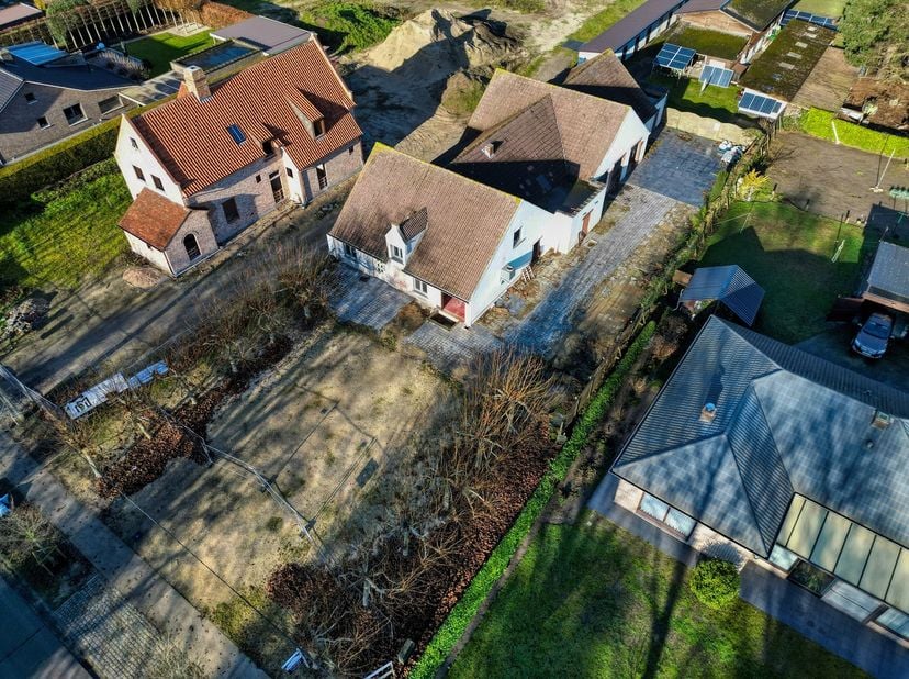 Deze ruime woning is gunstig gelegen in de nabijheid van de Lembeekse bossen en biedt uitzonderlijk veel potentieel voor wie op zoek is naar een karak