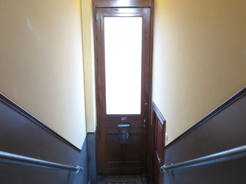 Vlak bij het Flageyplein, appartement in zeer goede staat. Het bestaat uit een ingerichte keuken (traditionele oven, magnetron, koelkast, afzuigkap, k