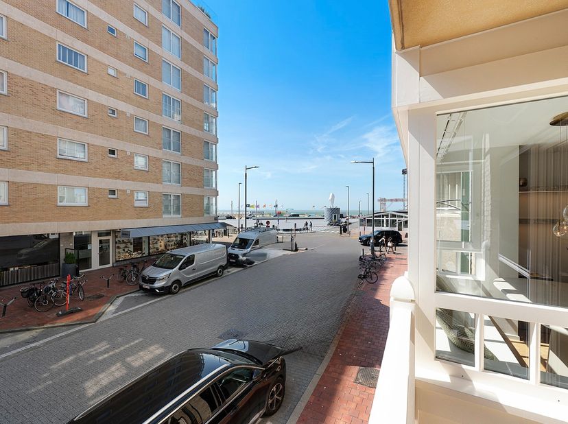 Gerenoveerd 3 slaapkamerappartement met zijdelings zeezicht.&amp;nbsp;Op een toplocatie vlak bij de zee bevindt zich dit volledig gerenoveerde appartement