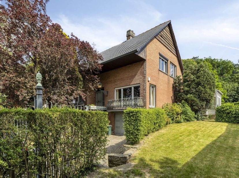 Vrijstaande woning op een mooi perceel, gelegen aan de voet van de Edelareberg in Oudenaarde. Deze solide woning telt 5 slaapkamers, een volledig onde