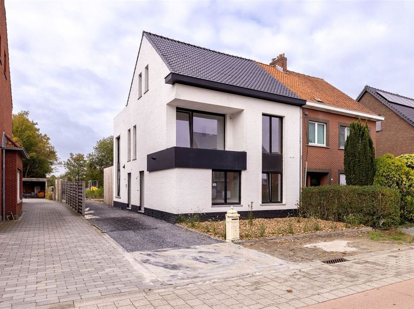 2 slaapkamer appartement in centrum Geel.<br />
 Dit appartement bevindt zich op de 1ste verdieping. Volledig gerenoveerd in 2025 en geniet van vloerv