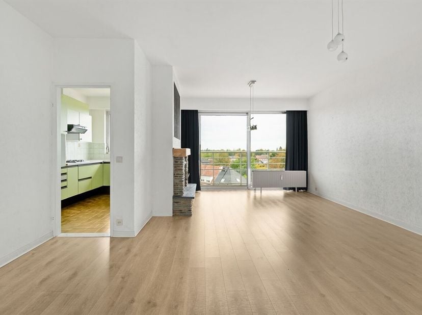 Op te frissen ruim appartement (EPC B) met 2 slaapkamers, 2 terrassen en ondergrondse staanplaats met berging bevindt zich op een uitstekende locatie