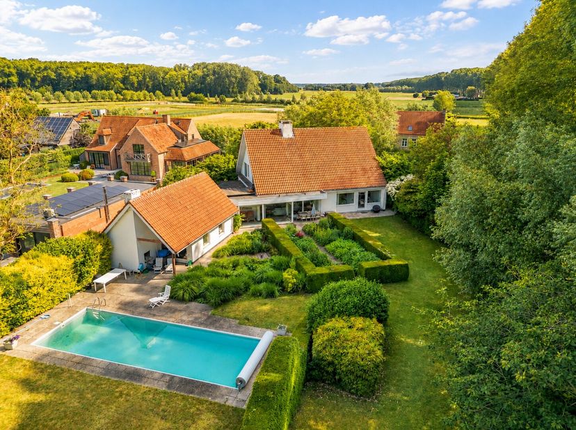 Langs de prestigieuze Noorweegse Kaai, een van de meest gegeerde woonlocaties van Brugge, bevindt zich deze karaktervolle villa met een uitzonderlijk