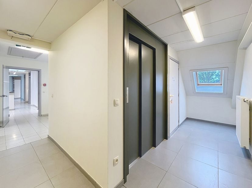 Bien professionnel à louer
                    à 3640 Kessenich