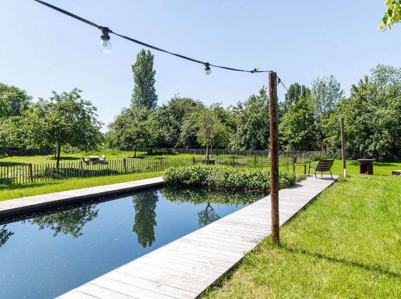 Gelegen op een prachtig perceel van ca. 55 are bevindt zich deze uitzonderlijke pastorijwoning met een authentiek en tijdloos karakter, harmonieus geï