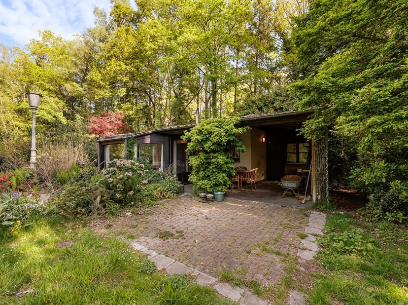 Gezellige, op te frissen, vakantiewoning nabij het kanaal Dessel-Schoten.<br />
Gelegen op een prachtig perceel van 4.761m².<br />
Omschrijving:<br />