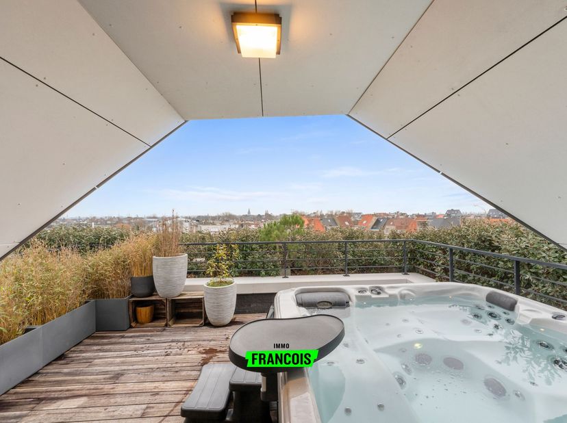 Ontdek deze unieke penthouse in Blankenberge, gelegen in een recente en stijlvolle residentie. Dit uitzonderlijke appartement werd van begin tot einde