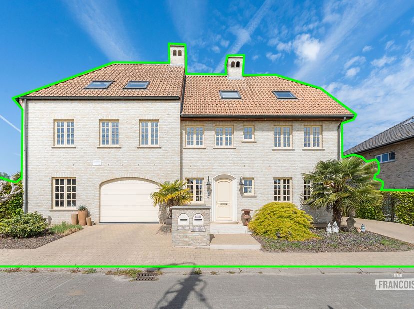 À Sint-Lievens-Houtem se trouve cette très spacieuse maison semiouverte de style presbytère, avec une surface habitable impressionnante de pas moins d
