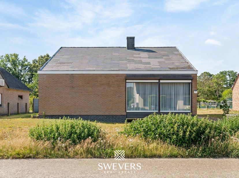 Voor meer info en foto’s, surf naar www.swevers.be – Deze open bebouwing op een royaal perceel van 20 are aan de Schotelstraat 77 in Hasselt biedt een