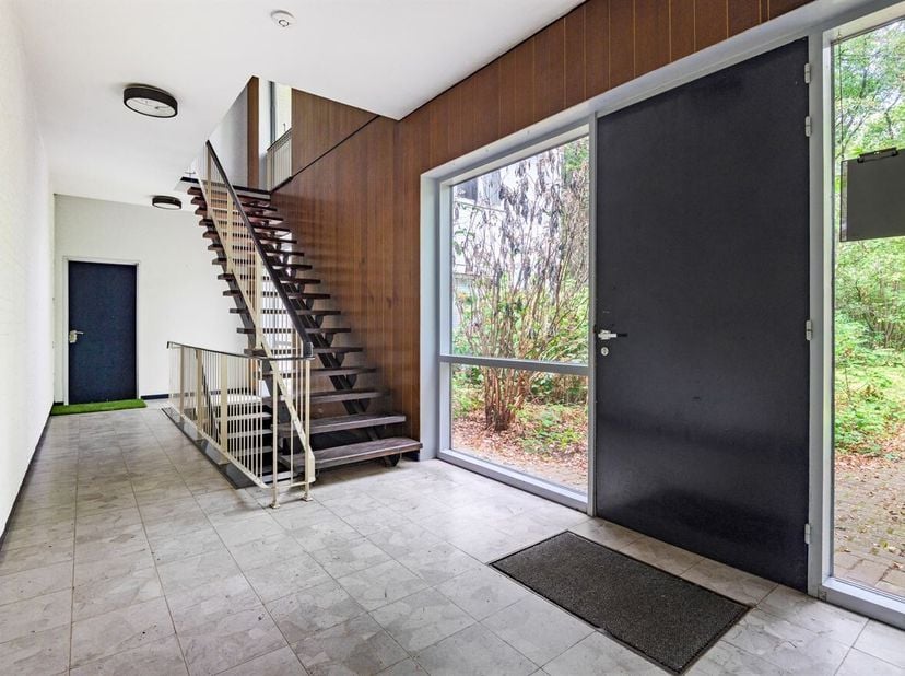 Instapklaar gelijkvloersappartement nabij het centrum<br />
Ligging: verbindingsweg tussen Kapellen en Heide, winkels en openbaar vervoer vlakbij, bos