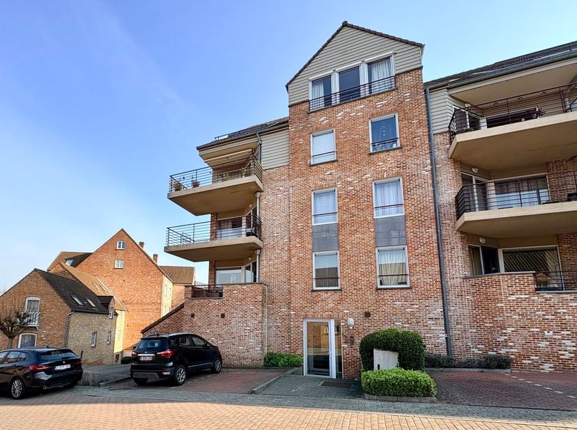 WAVRE - Situé dans un quartier paisible au charme "village", à quelques pas de la place Bosch, appartement LUMINEUX (3ch/sdb/sdd) en excellent état si
