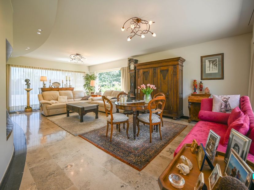 Op wandelafstand van het centrum van Oostrozebeke vinden we deze uiterst ruime bungalow op een perceel van maar liefst 892 m². Deze verzorgde woning b