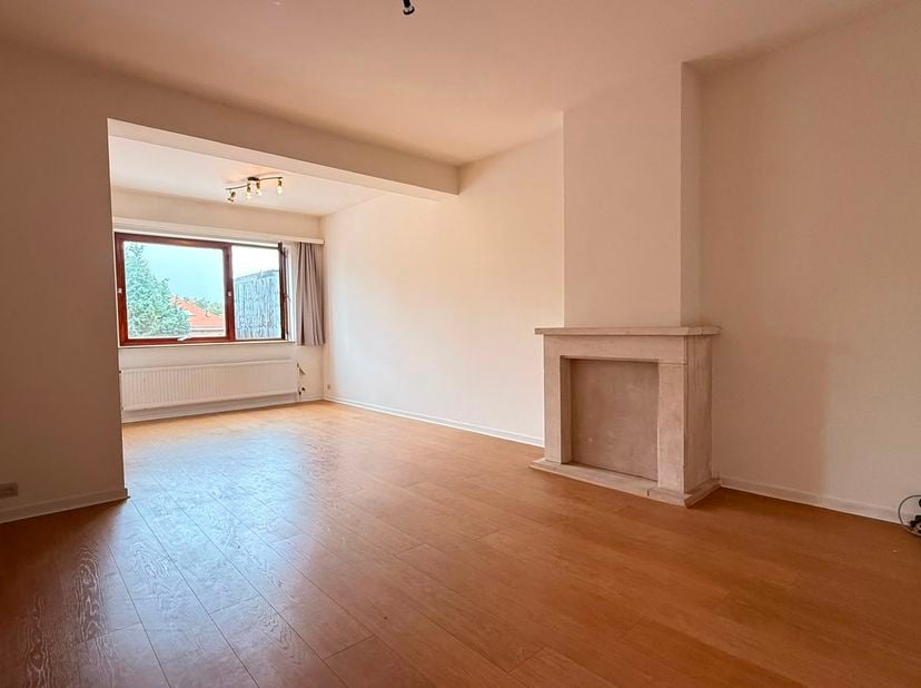 Gelegen in Wezembeek-Oppem, een gegeerde residentiële gemeente in de Brusselse rand, bevindt dit appartement van ongeveer 70 m² zich op de eerste verd