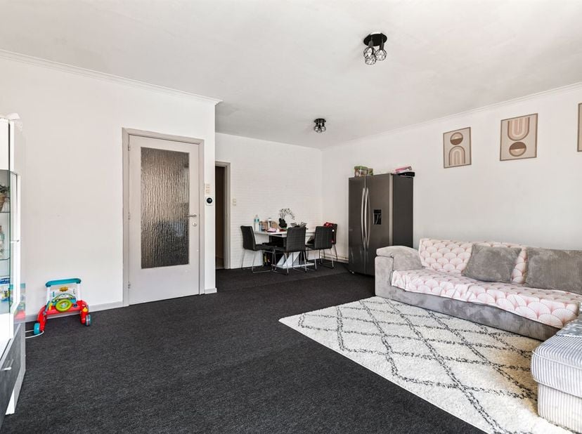 Extra troef: het appartement is momenteel verhuurd aan €800 per maand, wat het ook interessant maakt als investering. <br />
Ligging:<br />
Het appart