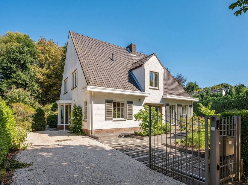Zeer rustig gelegen villa in het groene Mariaburg te Brasschaat!<br />
Verscholen in een rustige en groene residentiële omgeving en toch dicht bij all