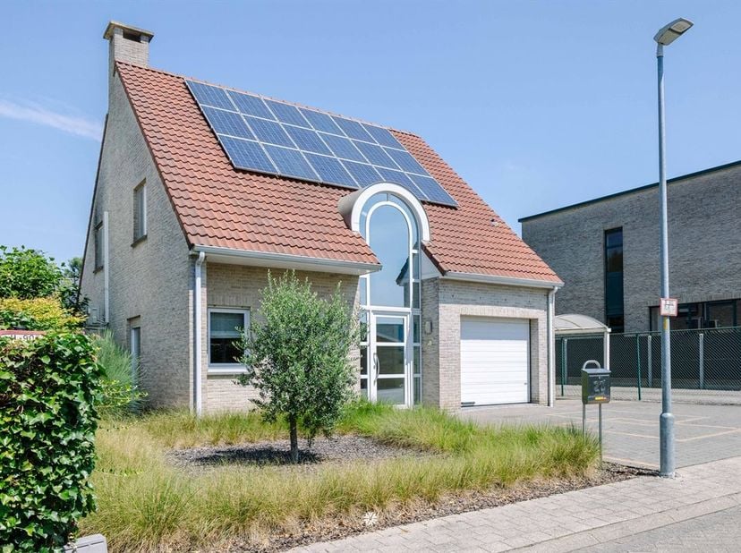 Elversele - Ruime gezinswoning met zwembad en groene tuin in rustige woonwijk <br />
<br />
Op zoek naar een ruime gezinswoning waar comfort en buit