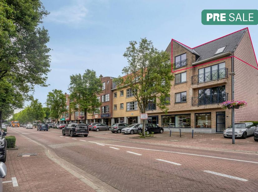 Aan de Bredabaan in Wuustwezel, in het levendige centrum, vinden we dit gezellige dakappartement. Het bevindt zich in een verzorgd gebouw met een hand