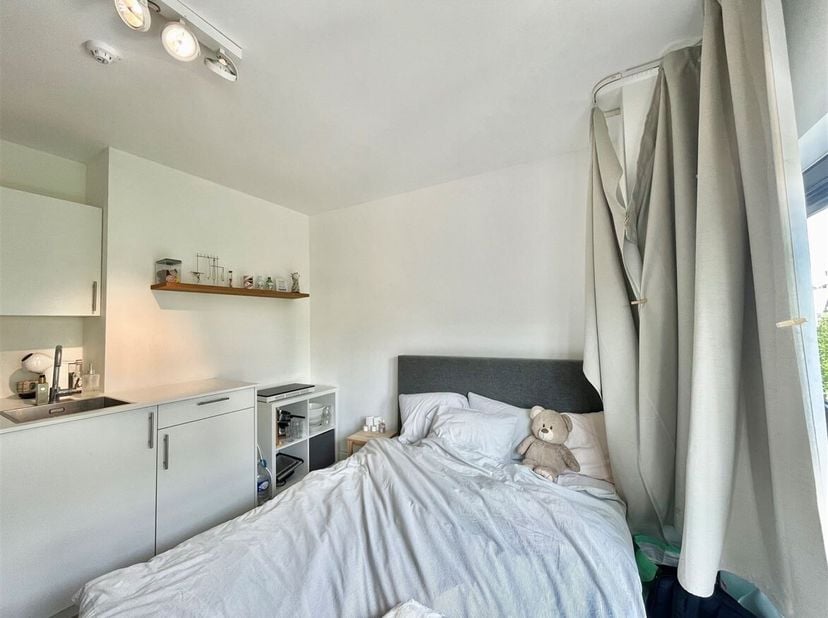 ENKEL STUDENTEN - STUDENTS ONLY (VOOR BEZICHTIGING BEL +32 384 14 14)<br />
Gemeubelde studentenkamer met kitchenette en ensuite badkamer (let op: elk
