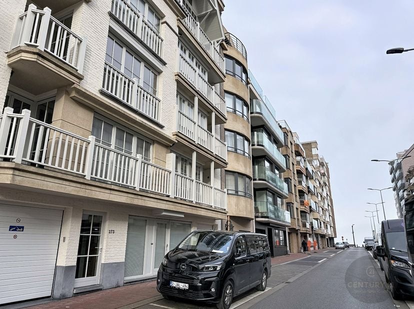 Op een toplocatie in Knokke-Heist bevindt zich dit prachtige, volledig gerenoveerde appartement (2025), afgewerkt met oog voor detail en kwaliteit.<br