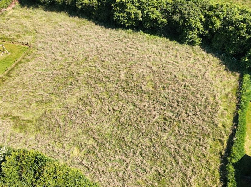 &amp;nbsp; &amp;nbsp; Mooi vlak terrein in een verkaveling van 3 kavels. Dit terrein is lot 3.<br />
&amp;nbsp; &amp;nbsp; &amp;nbsp;Volledig uitgerust (water&amp;nbsp;+ elek